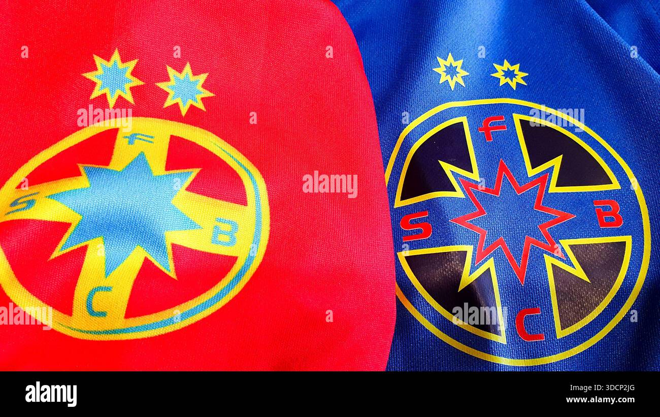 FCSB Bucarest squadra di calcio (ex Steaua) logo-emblema su una t-shirt ufficiale, più campioni di calcio rumeni Foto Stock