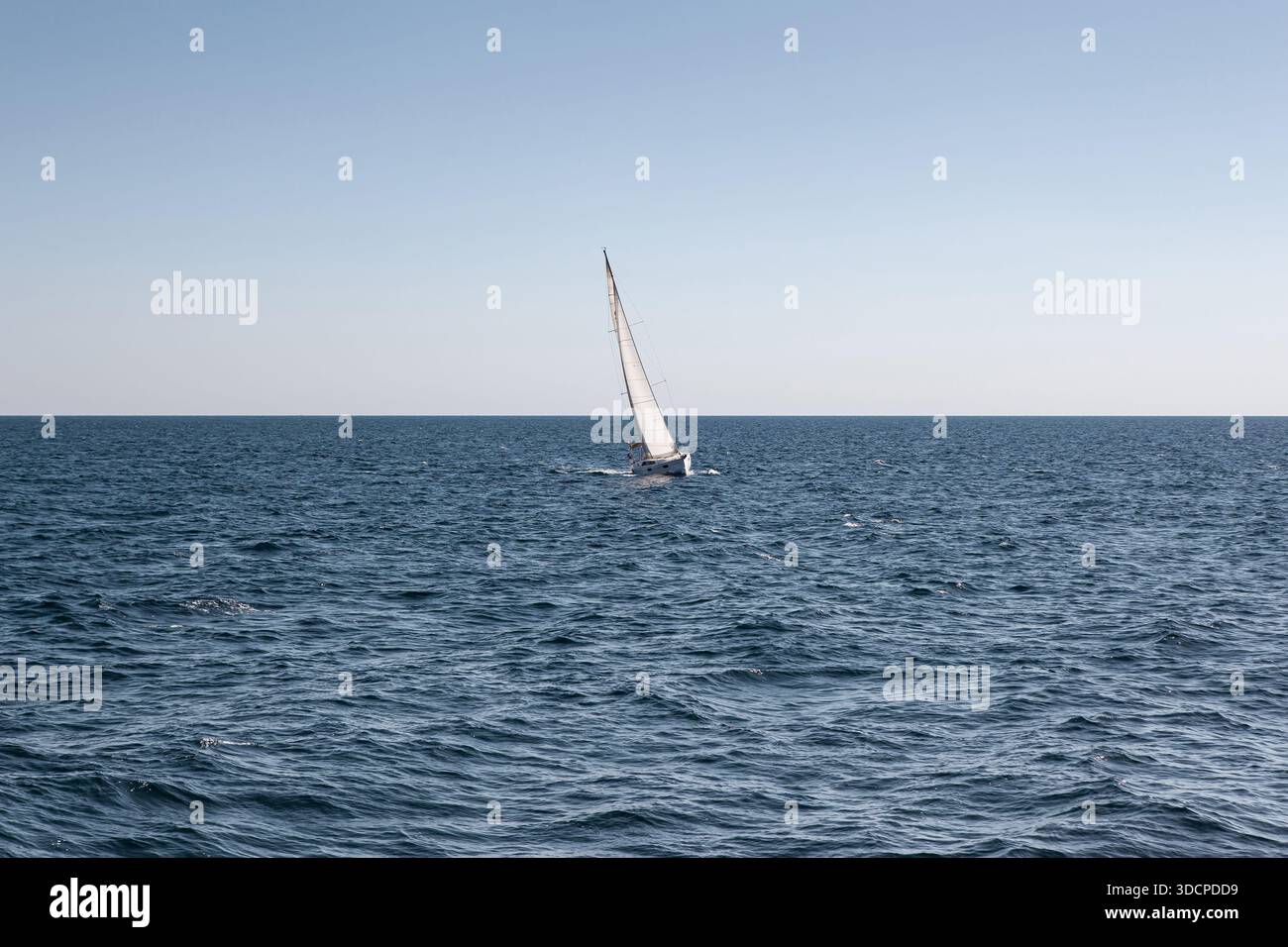 Barca a vela in mezzo al Mar Mediterraneo Foto Stock