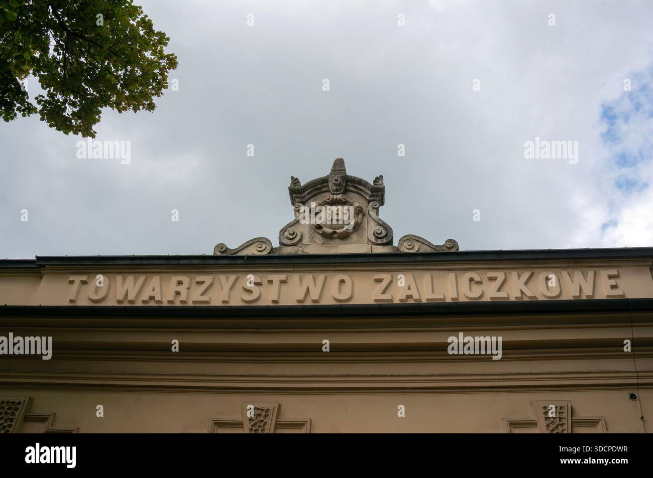 L'iscrizione sull'edificio è degna di nota: Towarzystwo Zaliczkowe, 1895. Chrzanów, Polonia. Foto Stock