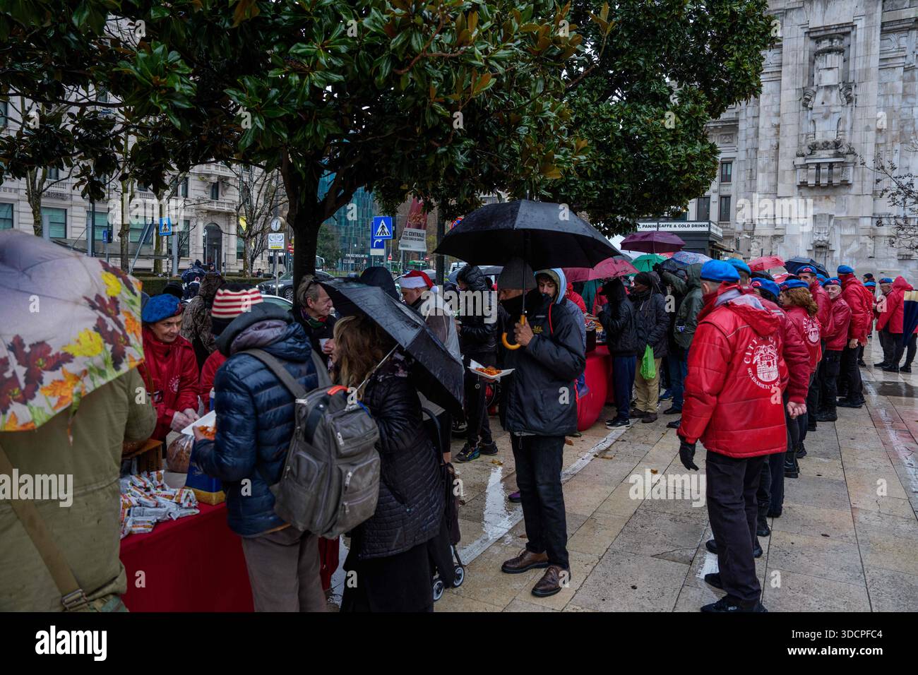 Milano, Italia. 24 dicembre 2025. Preghiera interreligiosa organizzata dai City Angels con distribuzione di cibo ai senzatetto in stazione centrale, Milano (Italia) Mercoledì 24 dicembre 2025 (foto Claudio Furlan/LaPresse) preghiera interreligiosa organizzata da City Angels con distribuzione di cibo ai senzatetto presso la stazione centrale di Milano (Italia) mercoledì 24 dicembre 2025 (foto Claudio Furlan/LaPresse) crediti: LaPresse/Alamy Live News Foto Stock