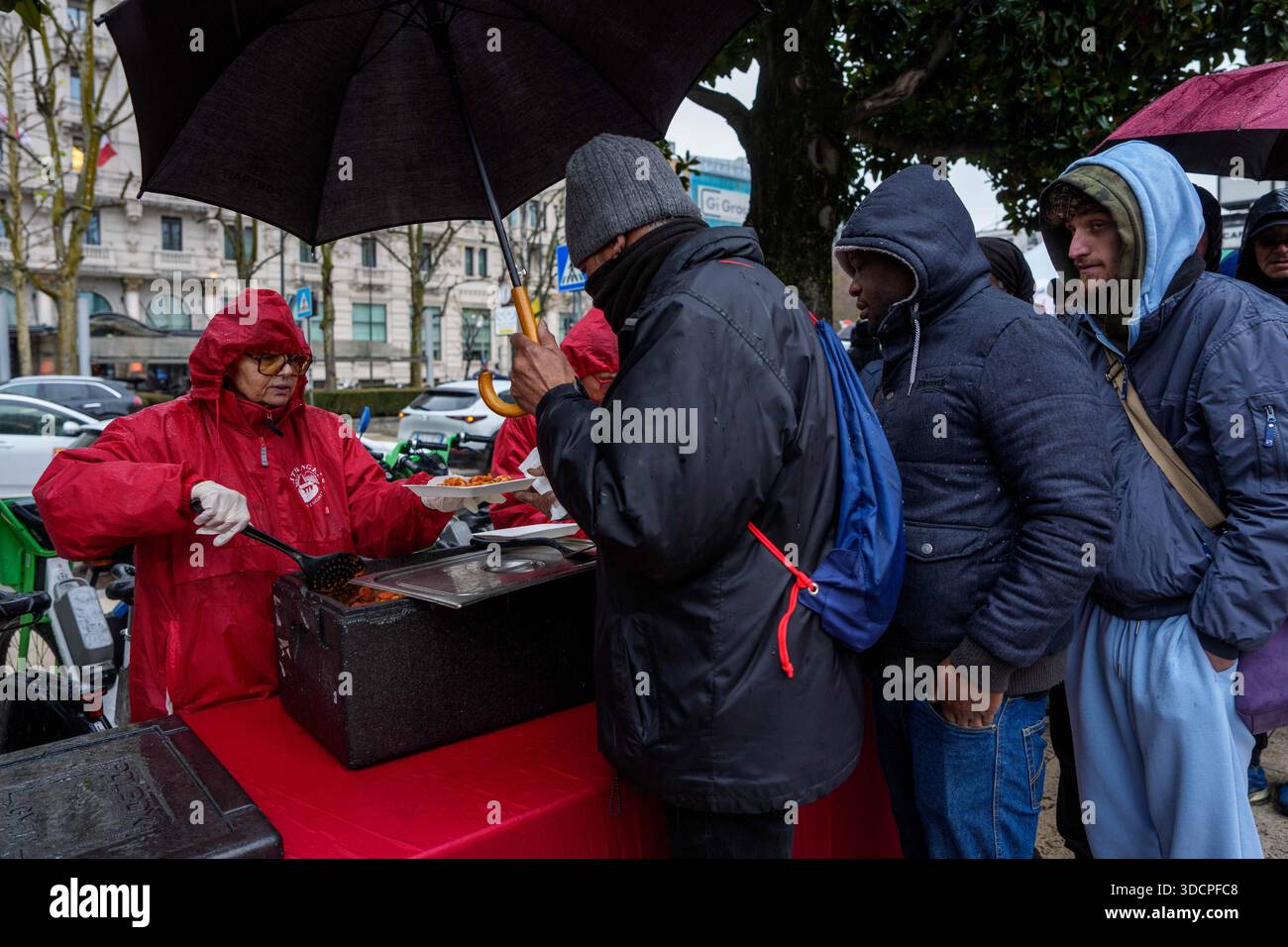Milano, Italia. 24 dicembre 2025. Preghiera interreligiosa organizzata dai City Angels con distribuzione di cibo ai senzatetto in stazione centrale, Milano (Italia) Mercoledì 24 dicembre 2025 (foto Claudio Furlan/LaPresse) preghiera interreligiosa organizzata da City Angels con distribuzione di cibo ai senzatetto presso la stazione centrale di Milano (Italia) mercoledì 24 dicembre 2025 (foto Claudio Furlan/LaPresse) crediti: LaPresse/Alamy Live News Foto Stock