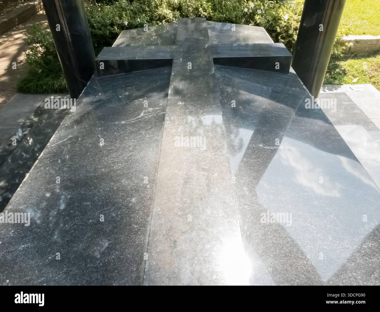 Il luogo di sepoltura di Kenny Rogers nell'Oakland Cemetery di Atlanta rende omaggio al leggendario cantante, rinomato per i suoi successi crossover e l'introduzione alla Country Music Hall of Fame, con oltre 100 milioni di dischi venduti in tutto il mondo. Foto Stock