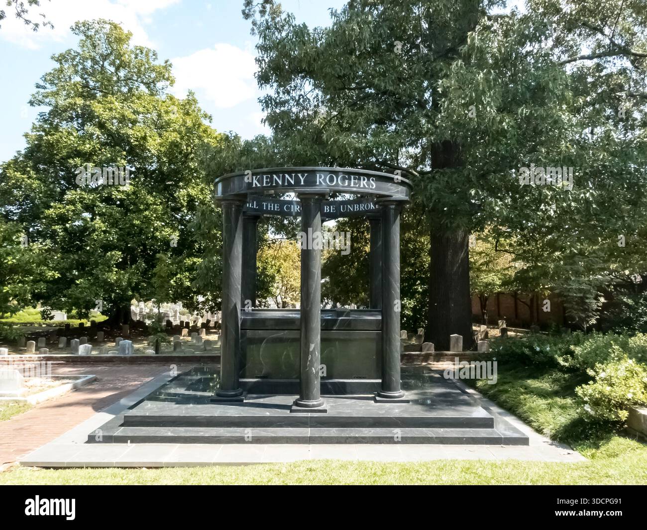 Il luogo di sepoltura di Kenny Rogers nell'Oakland Cemetery di Atlanta rende omaggio al leggendario cantante, rinomato per i suoi successi crossover e l'introduzione alla Country Music Hall of Fame, con oltre 100 milioni di dischi venduti in tutto il mondo. Foto Stock