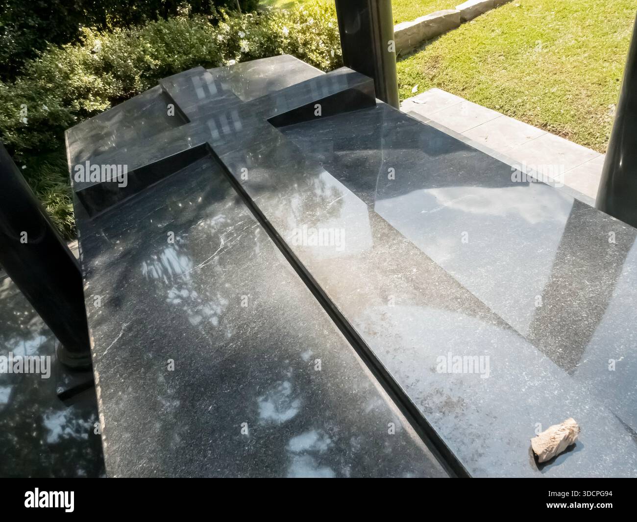 Il luogo di sepoltura di Kenny Rogers nell'Oakland Cemetery di Atlanta rende omaggio al leggendario cantante, rinomato per i suoi successi crossover e l'introduzione alla Country Music Hall of Fame, con oltre 100 milioni di dischi venduti in tutto il mondo. Foto Stock