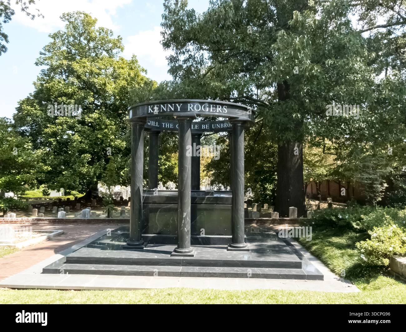 Il luogo di sepoltura di Kenny Rogers nell'Oakland Cemetery di Atlanta rende omaggio al leggendario cantante, rinomato per i suoi successi crossover e l'introduzione alla Country Music Hall of Fame, con oltre 100 milioni di dischi venduti in tutto il mondo. Foto Stock