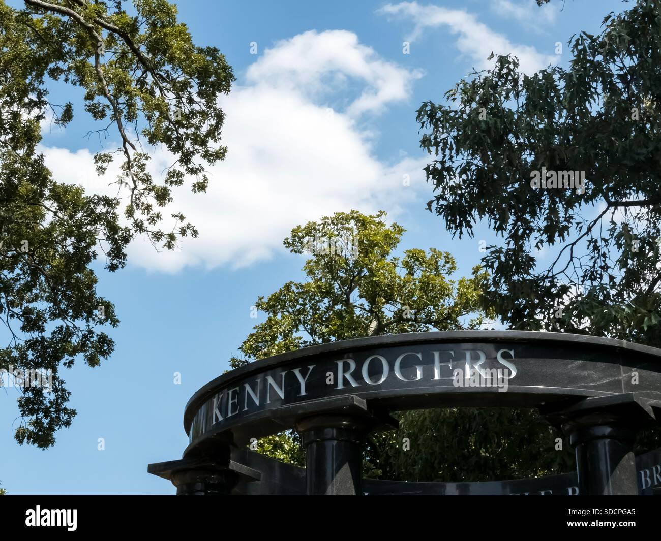 Il luogo di sepoltura di Kenny Rogers nell'Oakland Cemetery di Atlanta rende omaggio al leggendario cantante, rinomato per i suoi successi crossover e l'introduzione alla Country Music Hall of Fame, con oltre 100 milioni di dischi venduti in tutto il mondo. Foto Stock