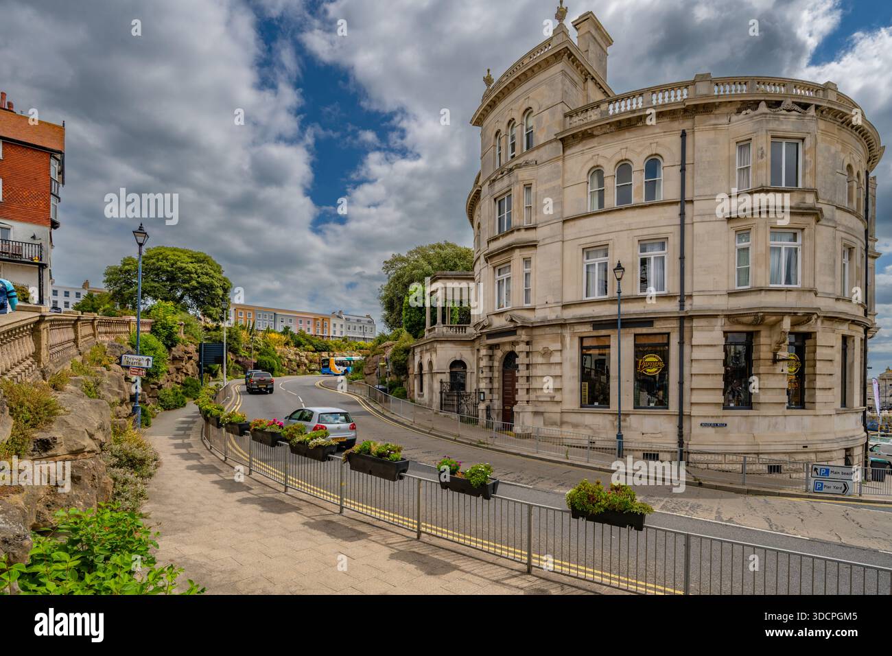 Edificio all'angolo tra Madeira Walk e Harbour Street Ramsgate Kent Foto Stock