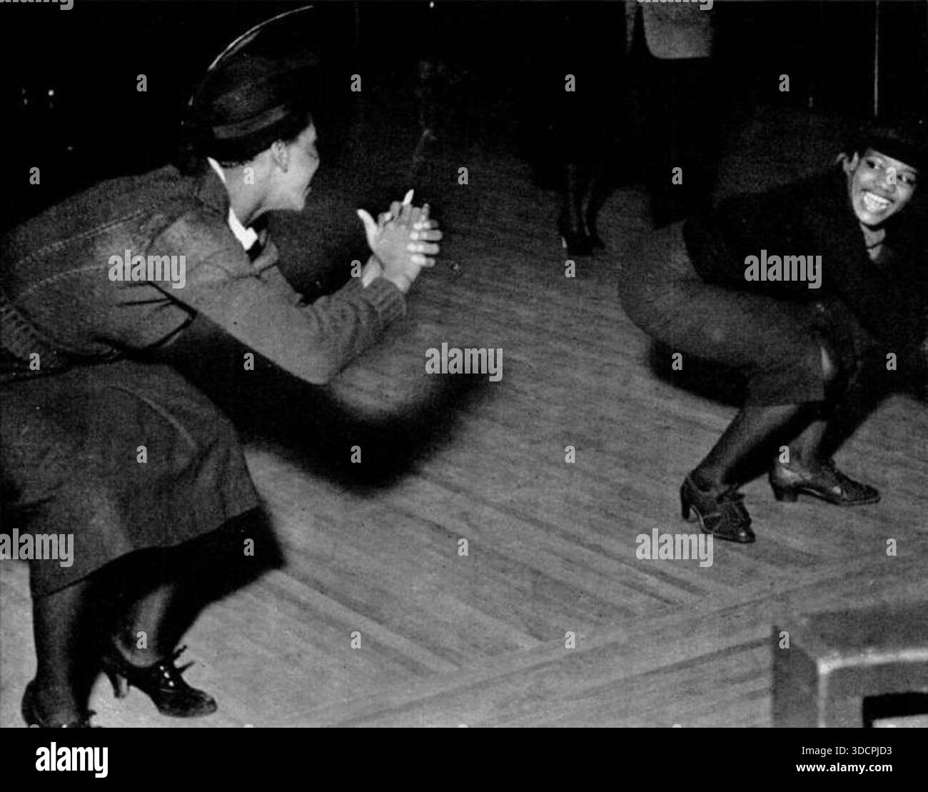 File:Dancing at the Savoy Ballroom creato: 1936 - Una foto in bianco e nero pubblicata su Life nel 1936 con didascalia: "Le coppie tutte femminili (sopra) non sono una vista rara del Savoy nonostante la grande linea di cervo. È anche consentita la danza mista in bianco e nero e i visitatori ne vedono una buona parte". Foto Stock