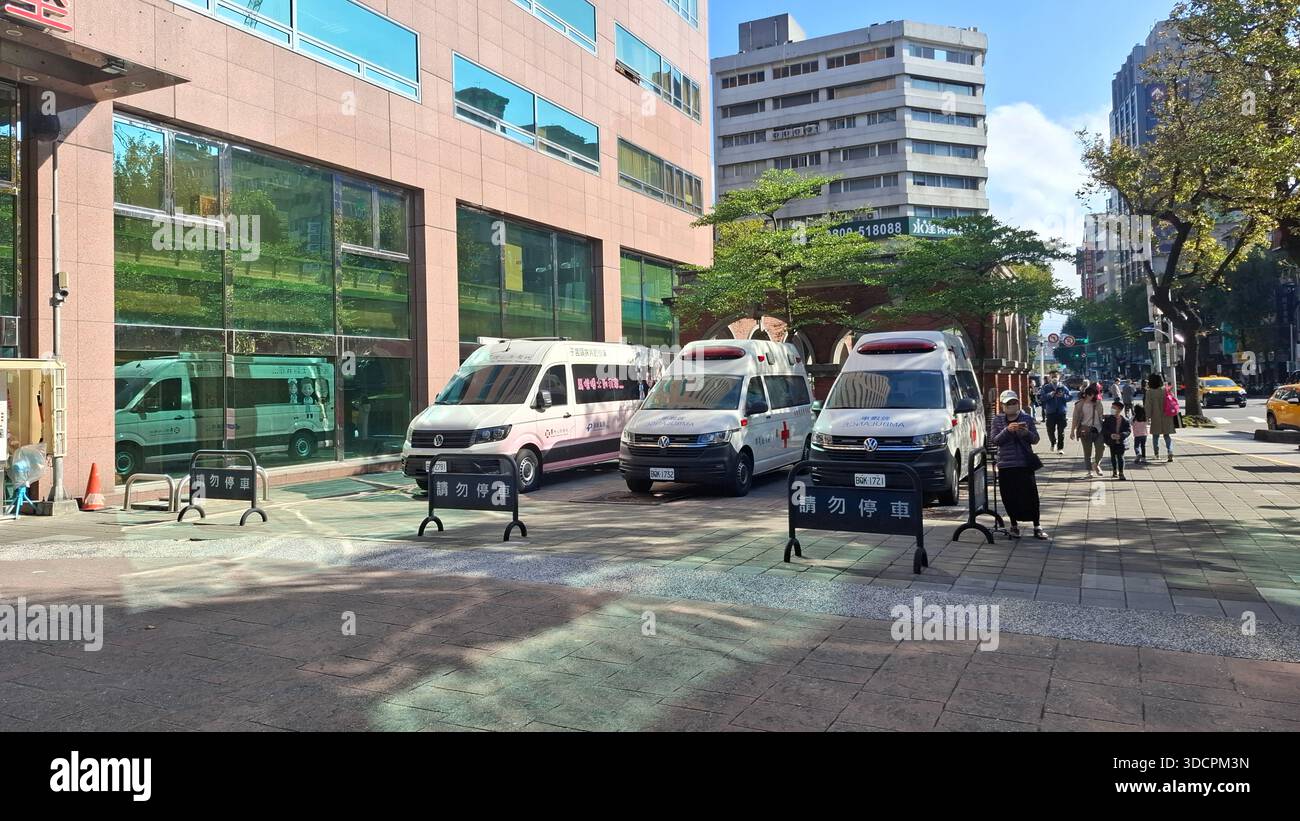 Taipei, Taiwan, 24 dicembre 2025, veicoli sanitari urbani e un marciapiede affollato nel centro della città Foto Stock