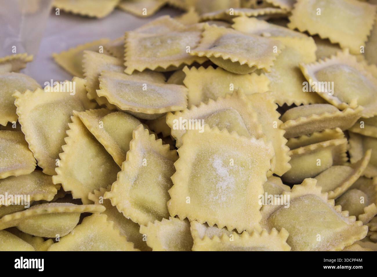 Ravioli freschi esposti in un mercato di Street food, che mette in risalto la cucina italiana, la pasta fatta a mano e la vivace cultura gastronomica locale Foto Stock