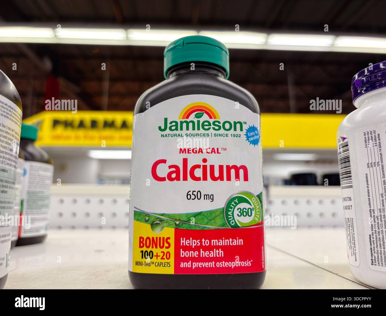 Supplemento Jamieson Mega Cal Calcium. Vitamina, minerale. Essenziale per la salute delle ossa, prevenire l'osteoporosi. Ambiente di vendita al dettaglio della farmacia. Foto Stock
