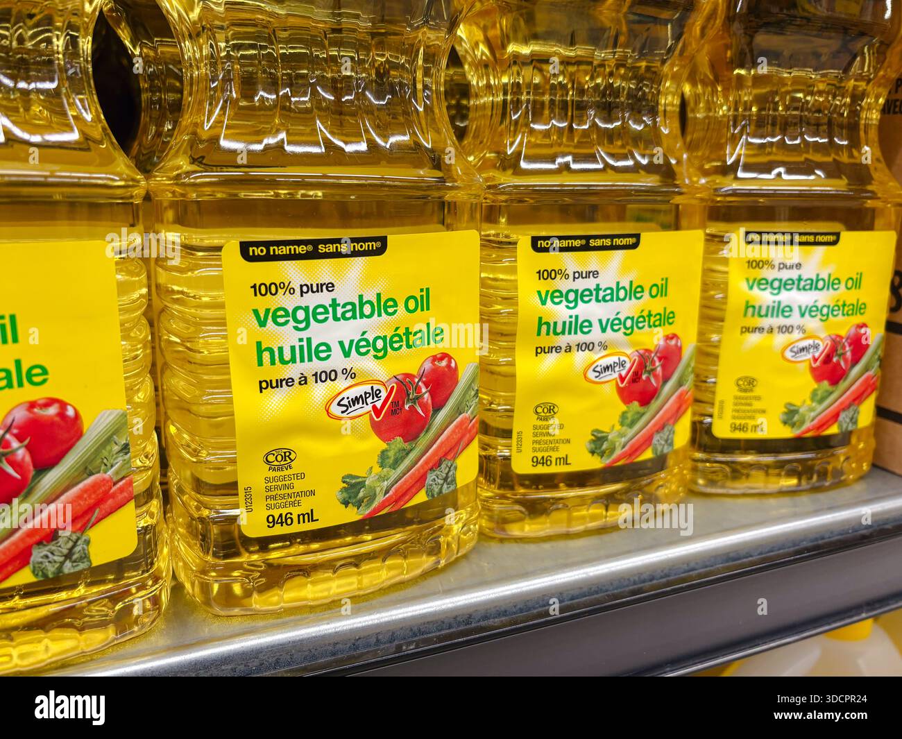 Nessun nome bottiglie di olio vegetale puro al 100%. Olio da cucina, olio commestibile, olio vegetale. Prodotti alimentari essenziali sullo scaffale di un supermercato. Foto Stock