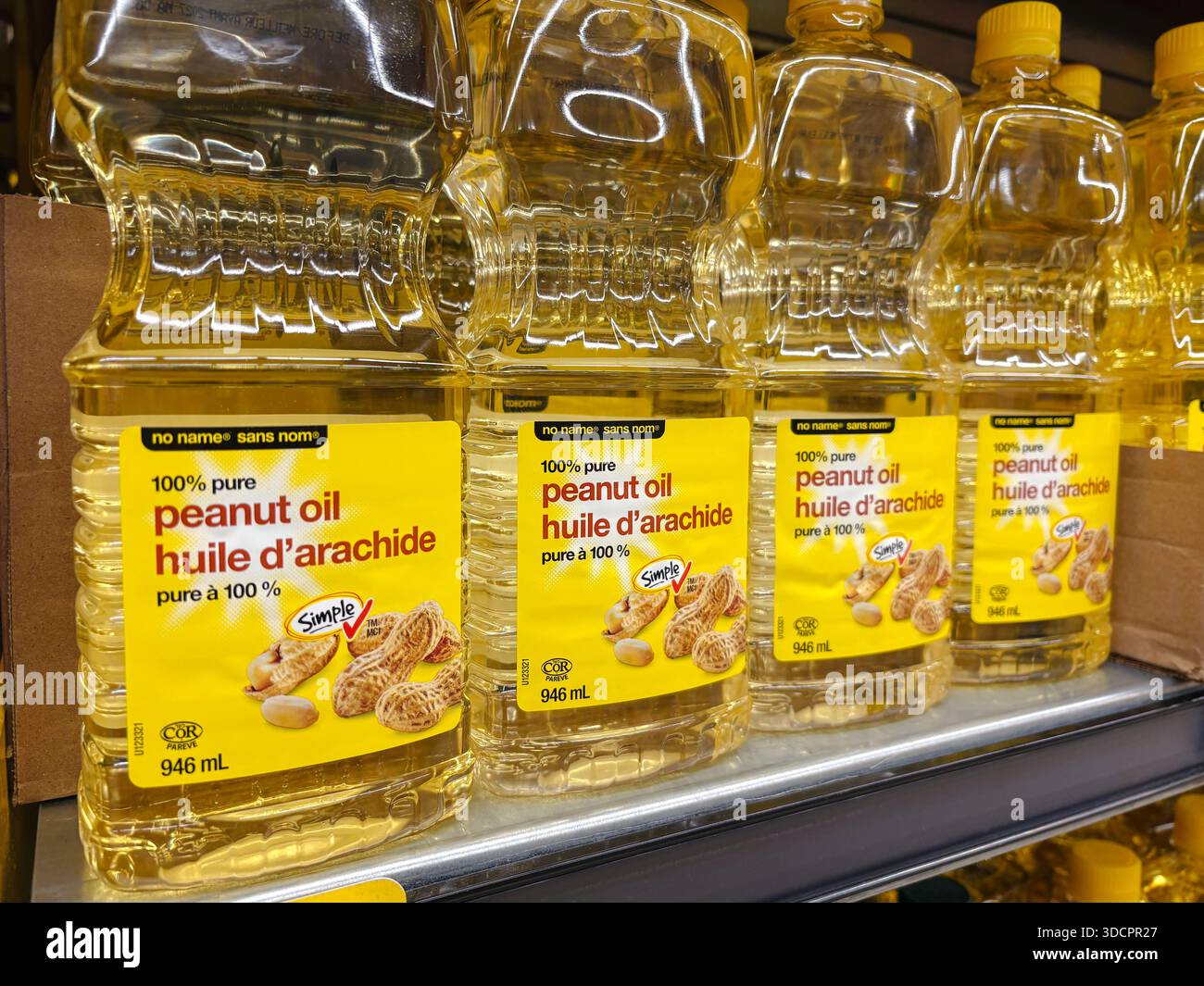 Bottiglie di olio di arachide puro "no Name" (huile d'arachide). Olio di arachidi, olio da cucina, olio vegetale. Esposizione al dettaglio, scaffale per negozi di alimentari. Foto Stock
