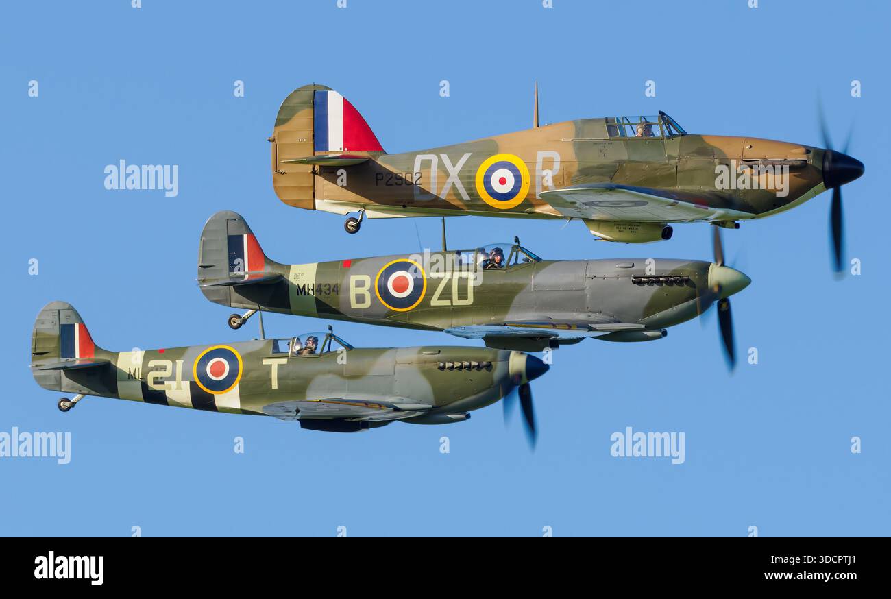 Una formazione di due MkIX Spitfire e un Hawker Hurricane MkIIb al Goodwood Revival 2025 Foto Stock
