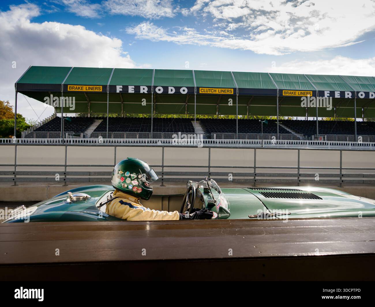 Una Jaguar C di tipo verde nella corsia dei box sul circuito del motore Goodwood 2025 Foto Stock