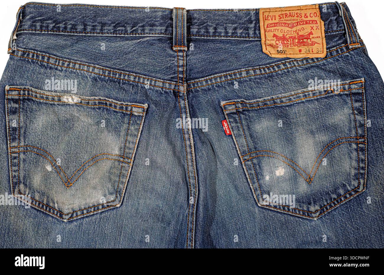 Italia, 10 febbraio 2022. Vista ravvicinata sul retro di un paio di jeans Levi's 501 di colore blu classico, con toppa in pelle, linguetta rossa e denim smerciato Foto Stock