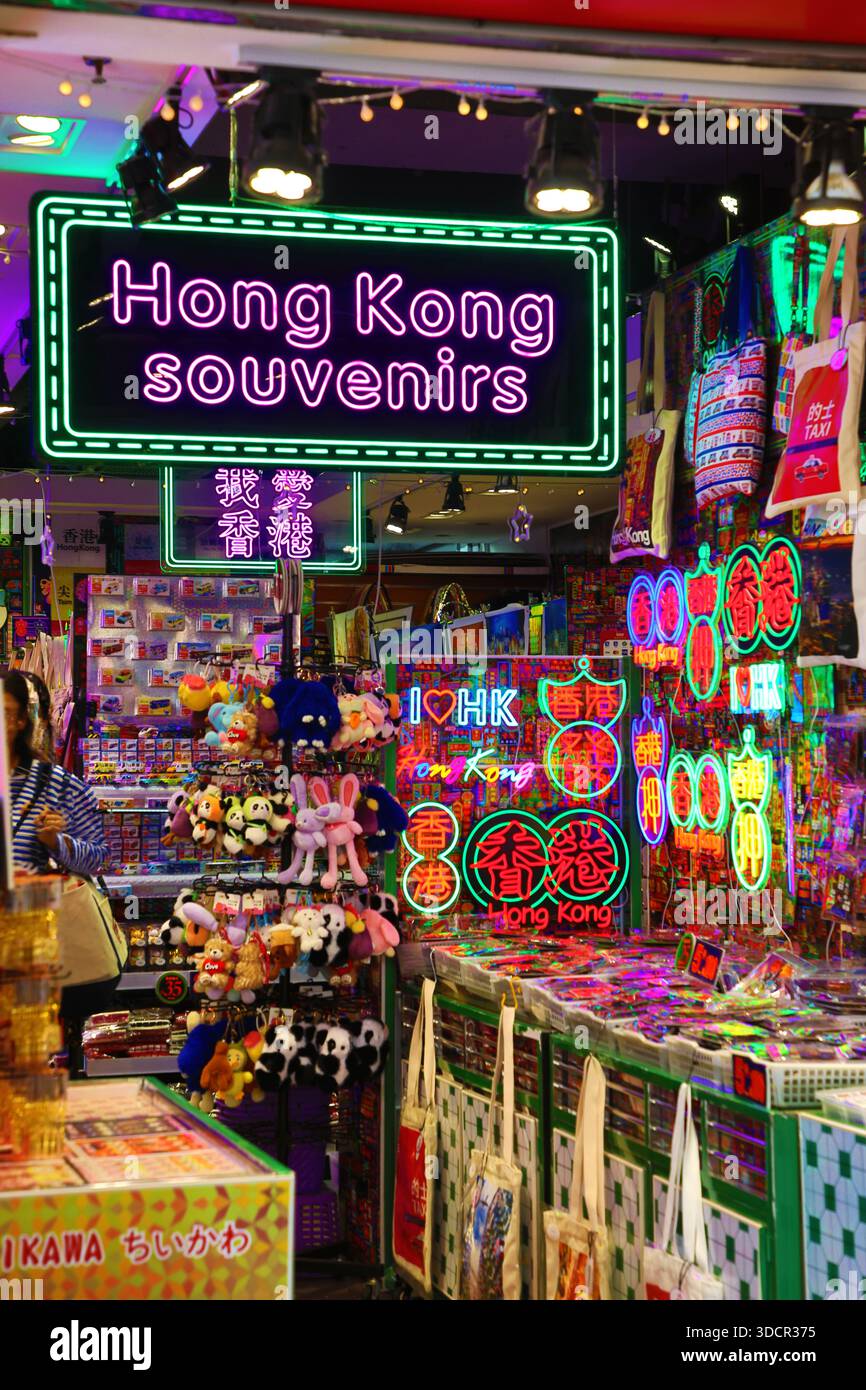 Luci al neon e cartelli nel negozio di souvenir Kowloon, Hong Kong, Cina Foto Stock