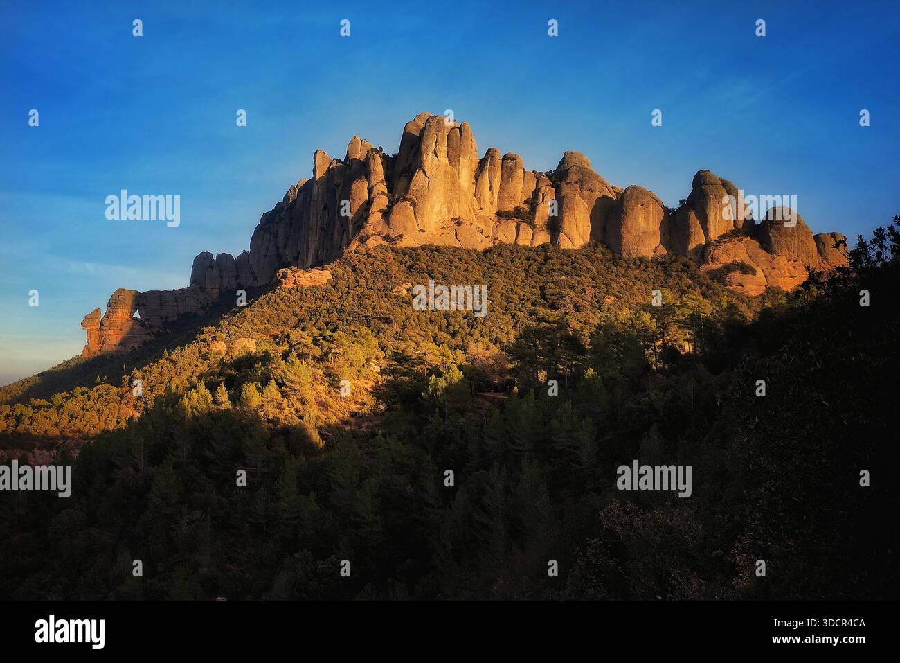 Splendido tramonto sul monte Montserrat, vicino a Barcellona, ​​Catalonia, Spagna. Foto Stock