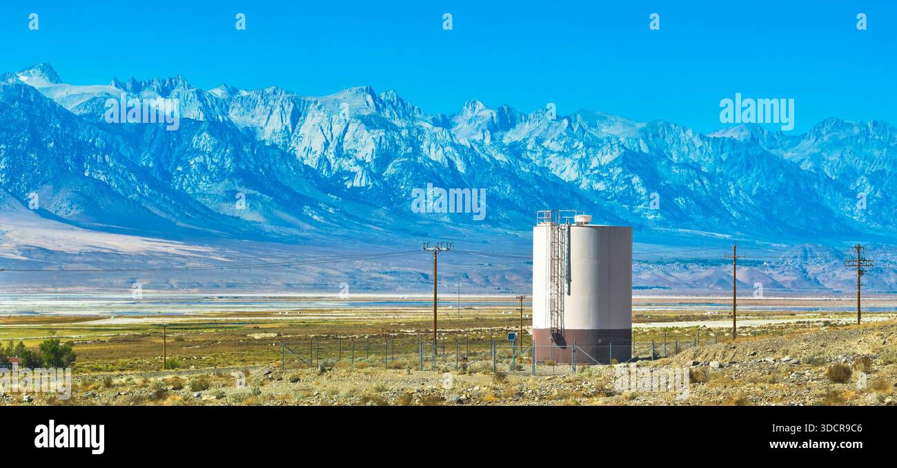 Panorama Industrial Storage Tank Desert Landscape e Mountain Range California Foto Stock