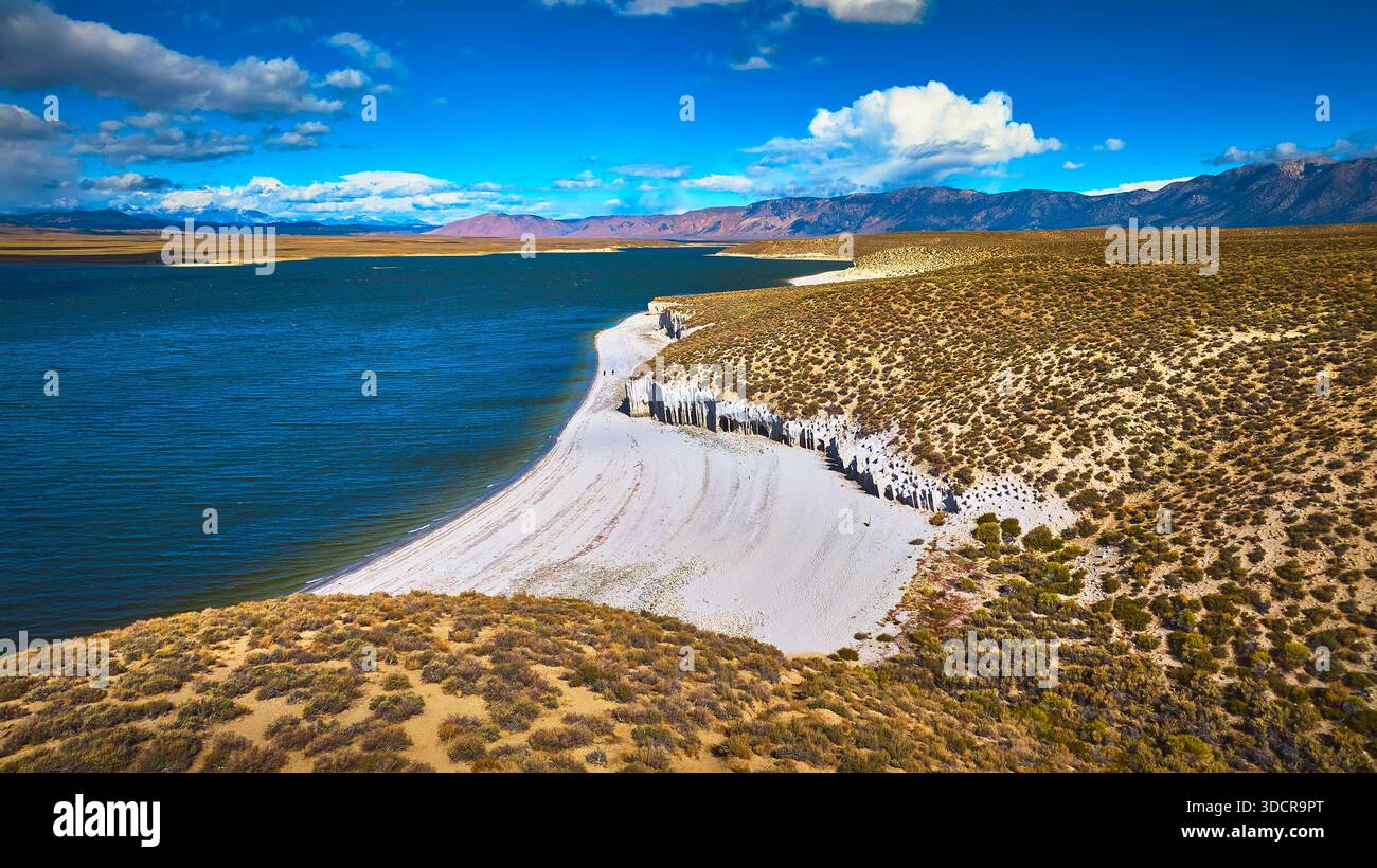 Colonne aeree di pietra del lago Crowley Blue Water e Rugged Hills Eastern Sierra Foto Stock