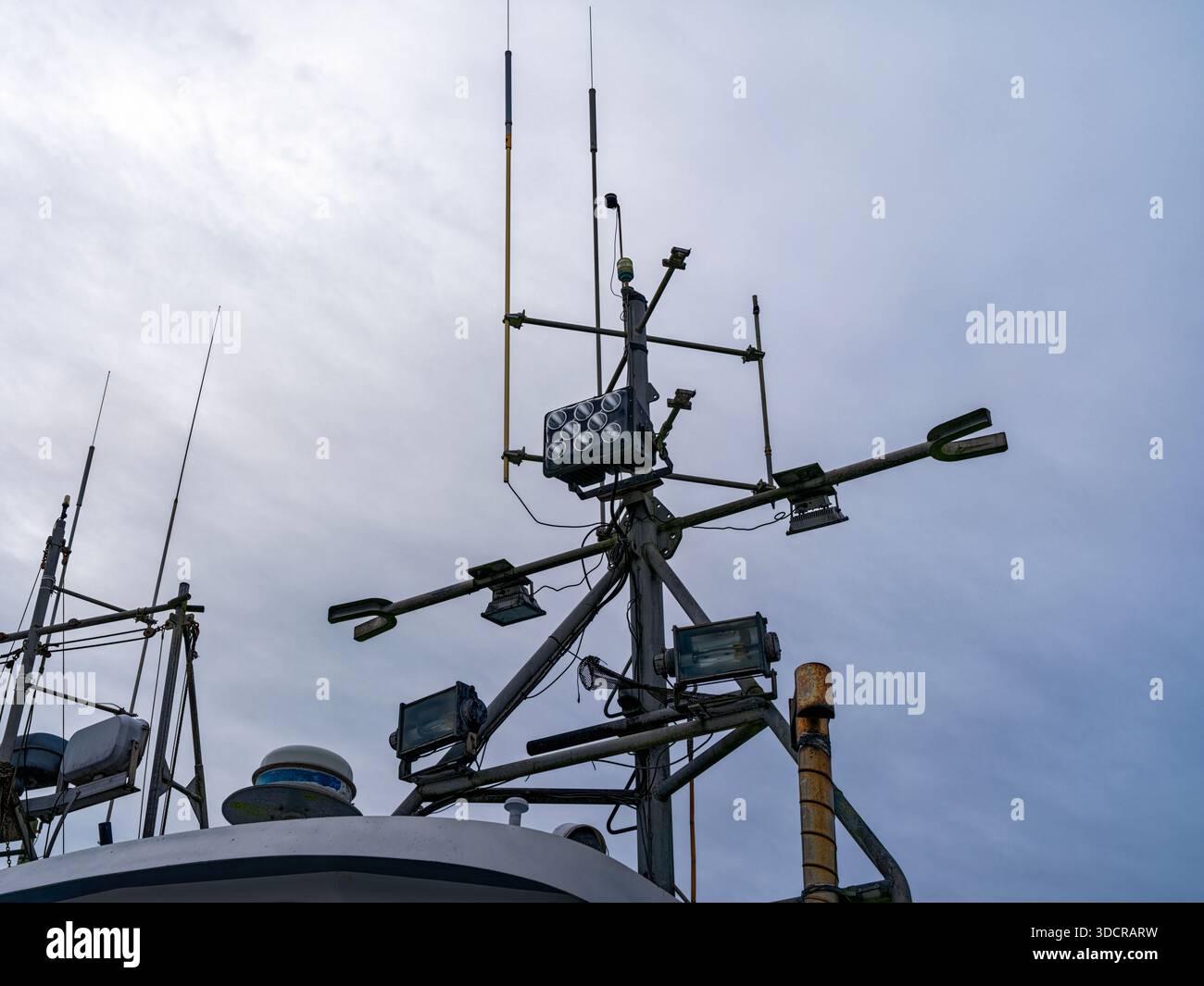 Antenne, luci e attrezzature sulla sommità di un peschereccio commerciale sulla costa del Pacifico Foto Stock