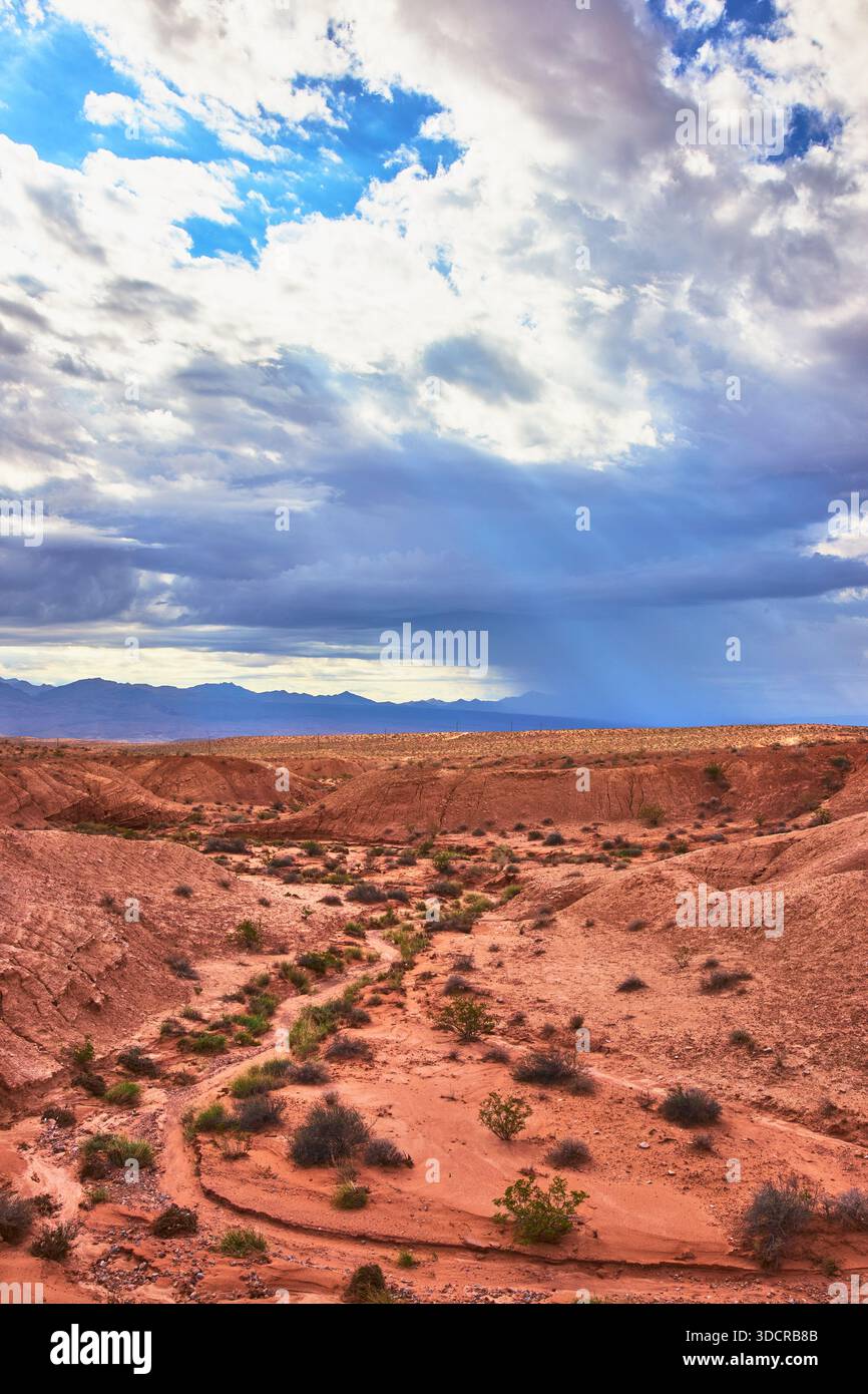 Paesaggio del deserto della Valle del fuoco con Red Sand Hills e il suggestivo cielo nuvoloso Foto Stock