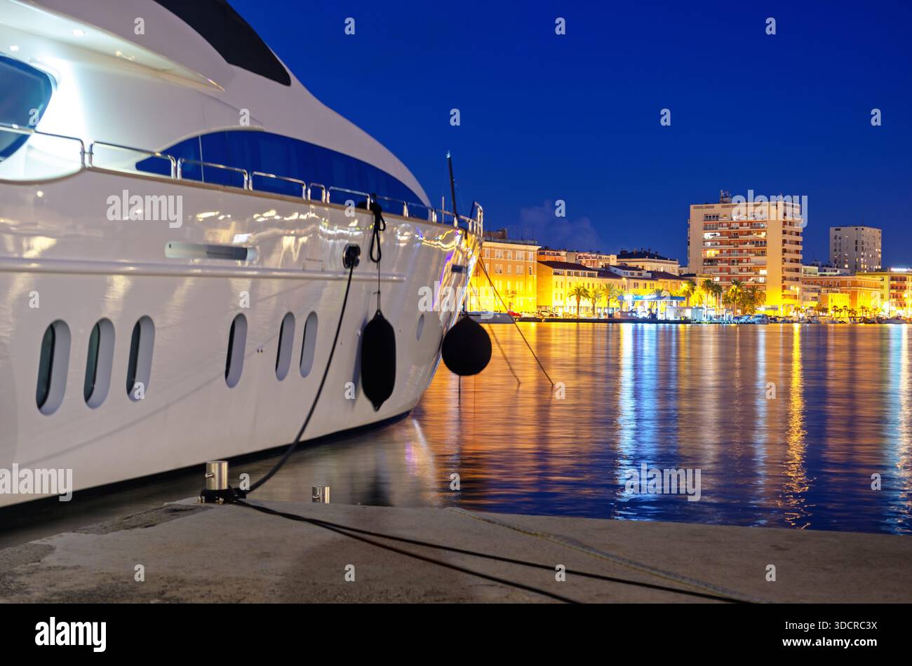 Lo yacht attracca al tramonto Foto Stock