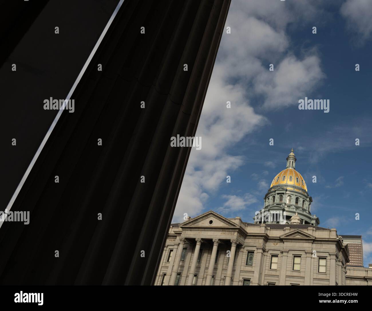 Il Campidoglio del Colorado a Denver, visto dall'edificio dei servizi legislativi dall'altra parte della strada, dove si trova il Joint budget Committ del legislatore Foto Stock