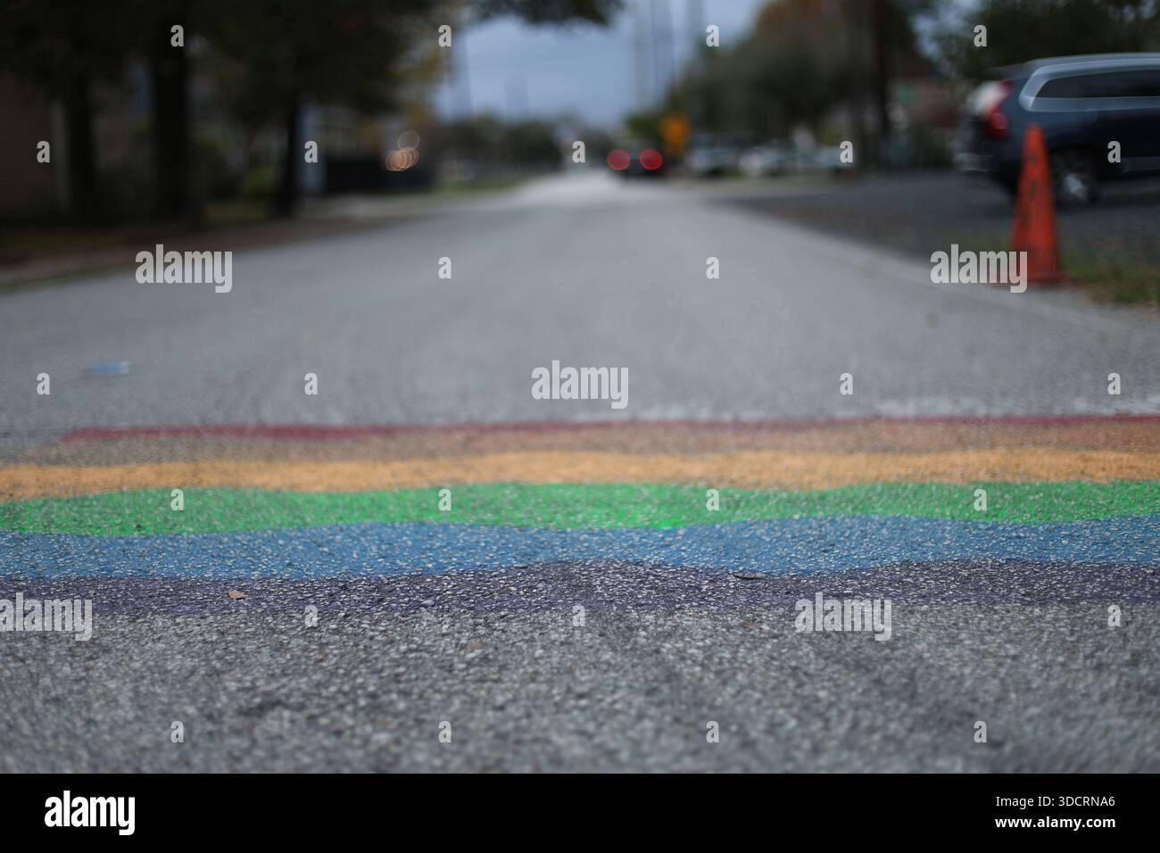 Arcobaleno colorato disegnato attraverso una strada pubblica Foto Stock