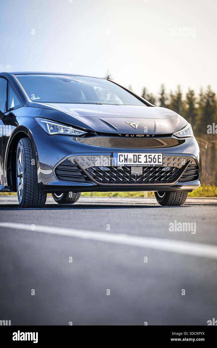 Primo piano auto nera su una strada con foresta sullo sfondo, auto elettrica Cupra, e-car sharing, Calw, Germania Foto Stock
