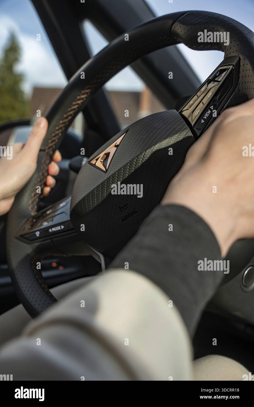Guardando un volante Cupra mentre una persona sta guidando l'auto e trasmette un'atmosfera confortevole, Cupra Electric car, e-car sharing, Calw, Ger Foto Stock