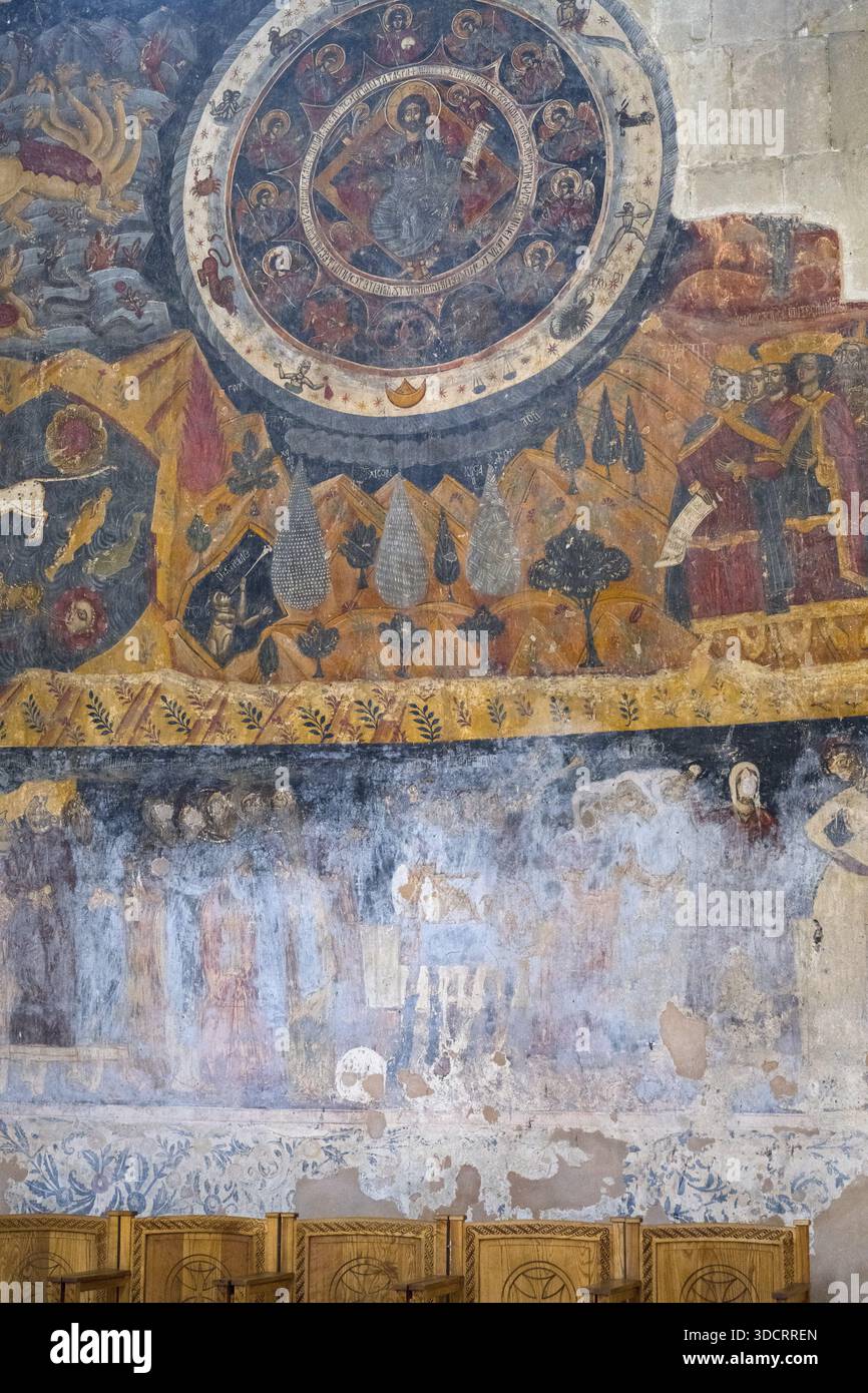 Un impressionante affresco murale con figure sacre e rappresentazioni simboliche, la cattedrale di Svetitskhoveli, Svetitskhoveli, sito patrimonio dell'umanità dell'UNESCO, Mtsk Foto Stock