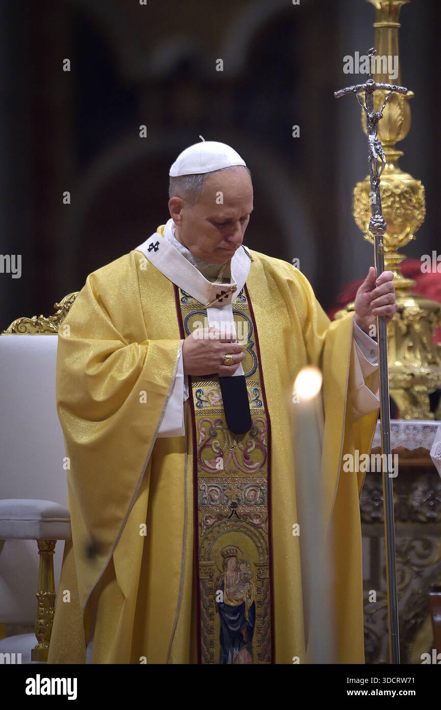 Città del Vaticano, città del Vaticano. 24 dicembre 2025. Papa Leone XIV celebra la messa di veglia natalizia nella vigilia di Natale di mercoledì 24 dicembre 2025 nella Basilica di San Pietro, città del Vaticano. Foto di Stefano Spaziani/UPI credito: UPI/Alamy Live News Foto Stock