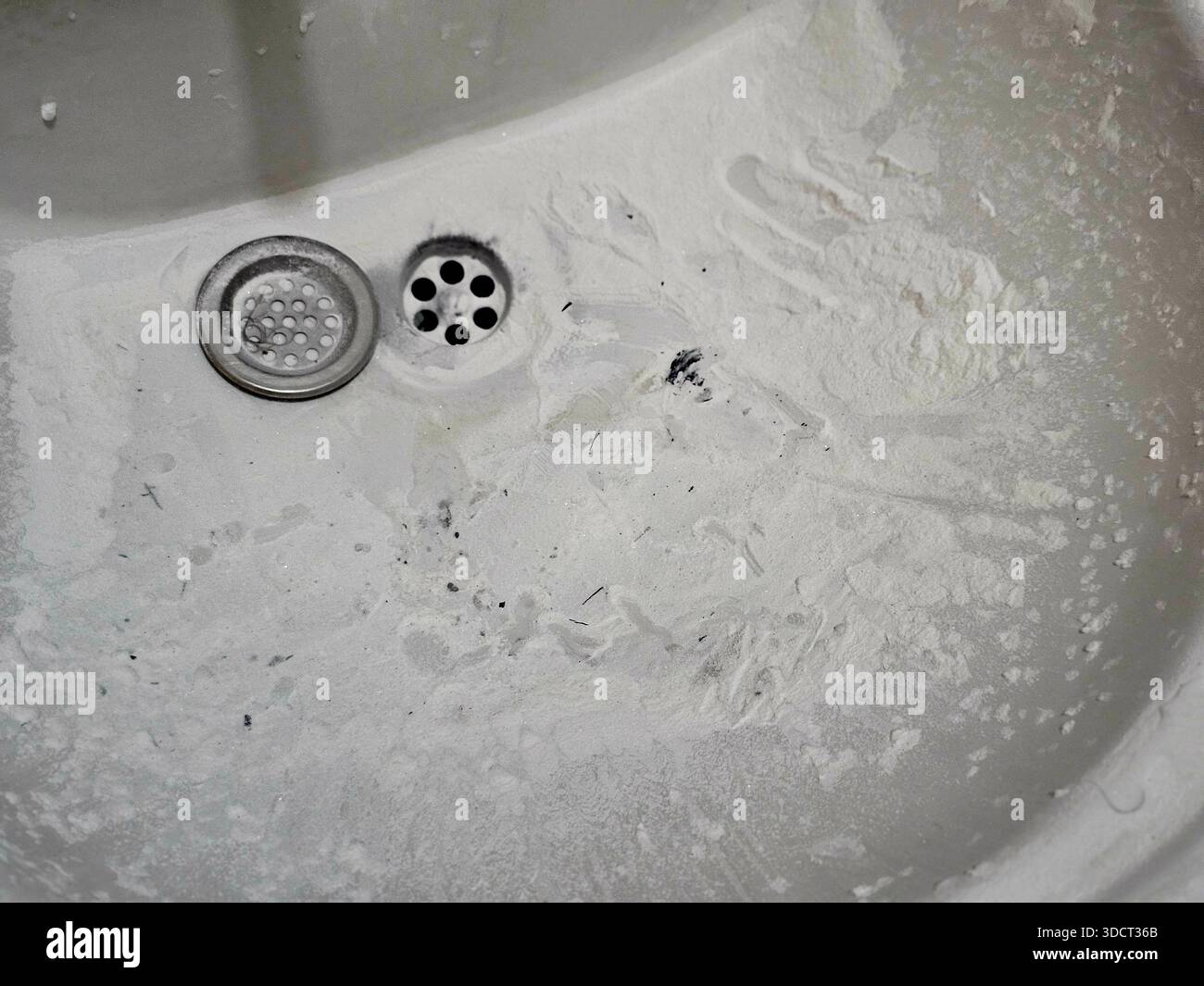 Cairo, Egitto, 22 dicembre 2025: Una polvere chimica da un distintivo antincendio, in un lavandino del bagno Foto Stock