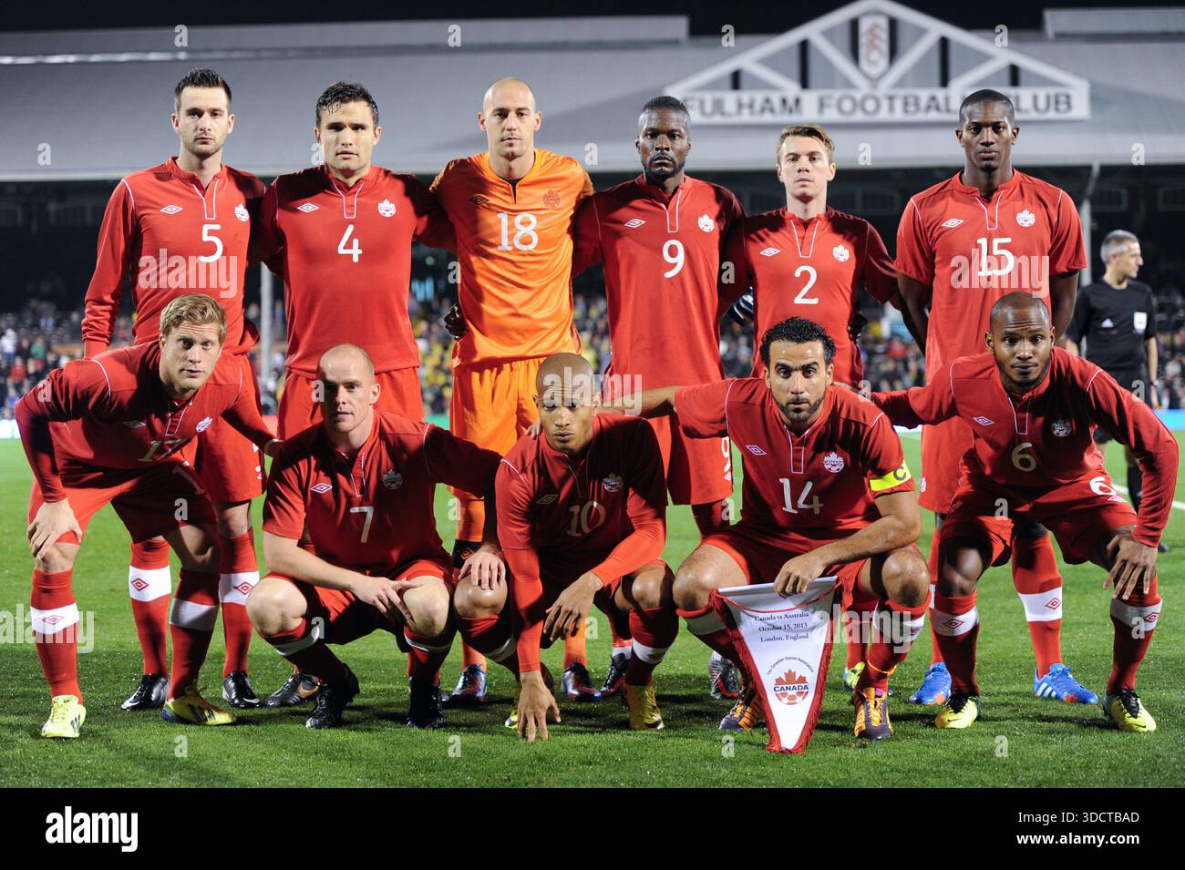 Londra, Regno Unito. 15 ottobre 2013. Australia - Canada amichevole internazionale. Canada team Photo 5- David Edgar , 4-Adam Straitth, 18-Milan Borjan, 9-Tos Foto Stock