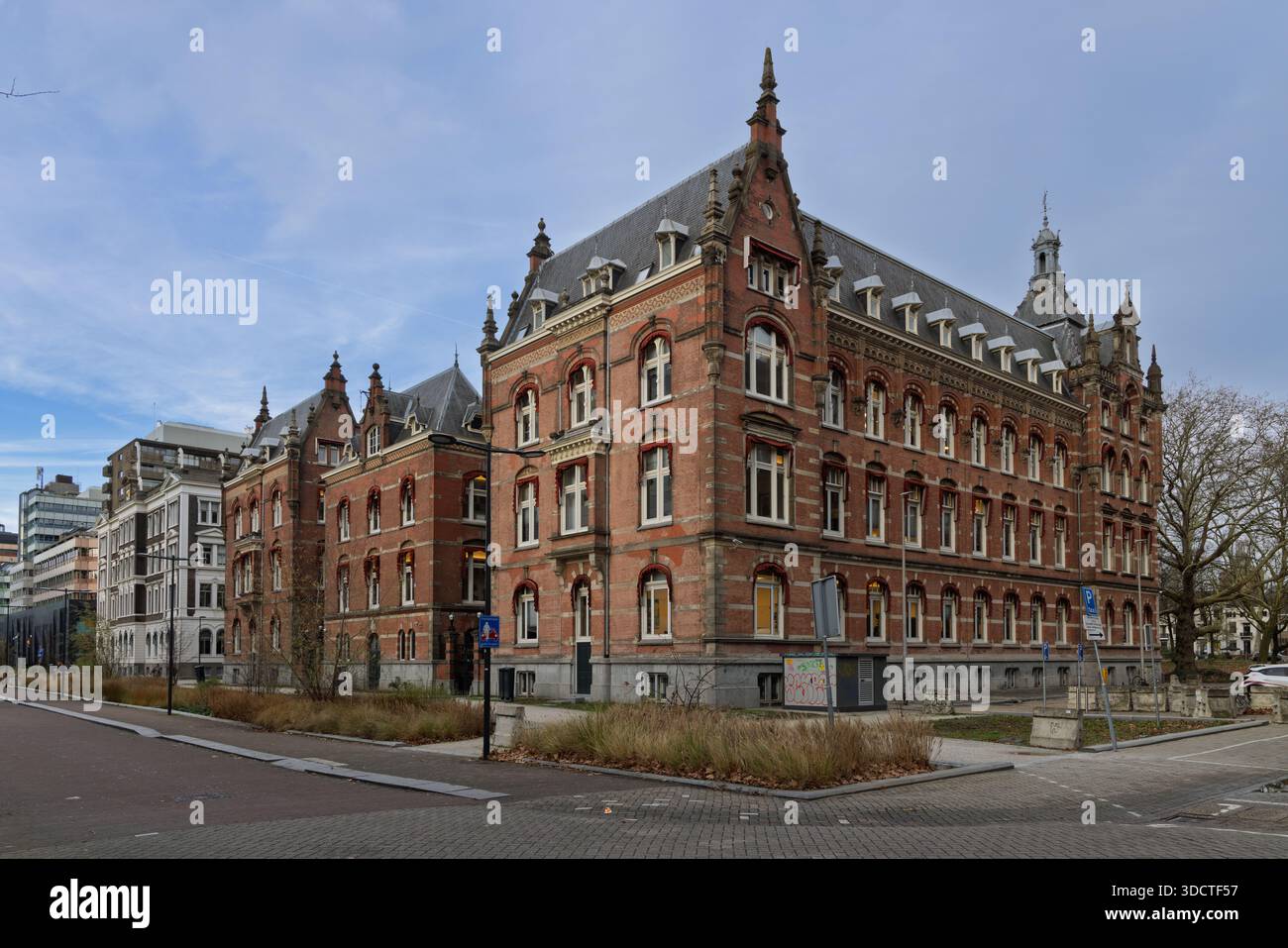 L'iconico edificio monumentale in mattoni rossi di Utrecht, sede della ProRail, caratterizzato da un'architettura neorinascimentale storica. Foto Stock