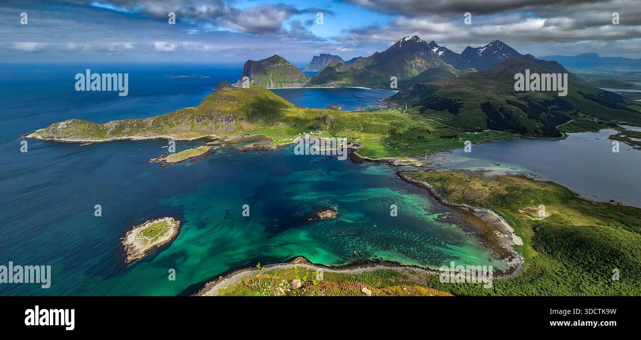 Vista dal monte Offersoykammen sul paesaggio costiero delle isole Lofoten in Norvegia Foto Stock
