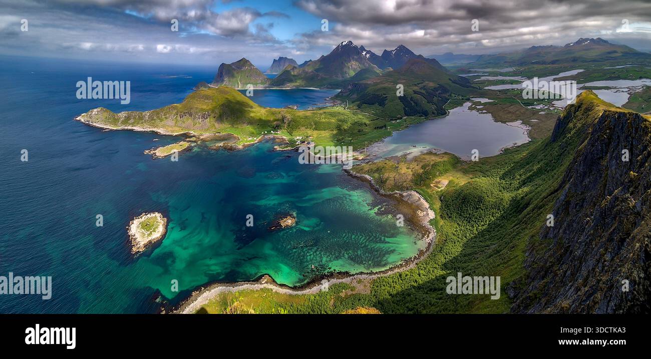 Vista dal monte Offersoykammen sul paesaggio costiero delle isole Lofoten in Norvegia Foto Stock