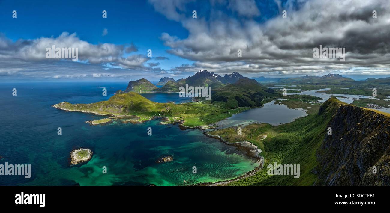 Vista dal monte Offersoykammen sul paesaggio costiero delle isole Lofoten in Norvegia Foto Stock