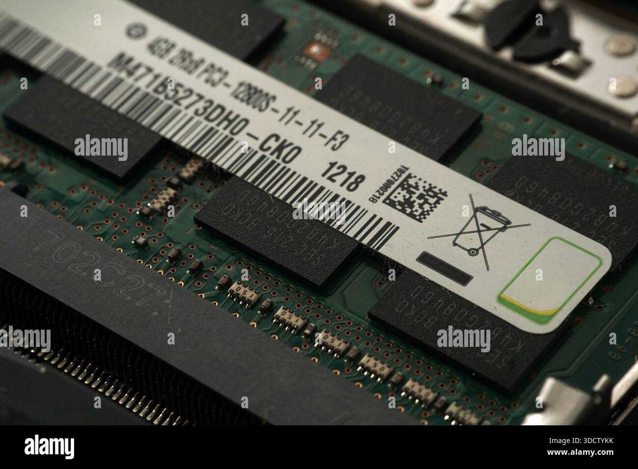 Fotografia estremamente ravvicinata dell'etichetta del prodotto su una chiavetta RAM del notebook, che mostra chiaramente numeri di serie, codici a barre, codici QR e specifiche tecniche come Foto Stock