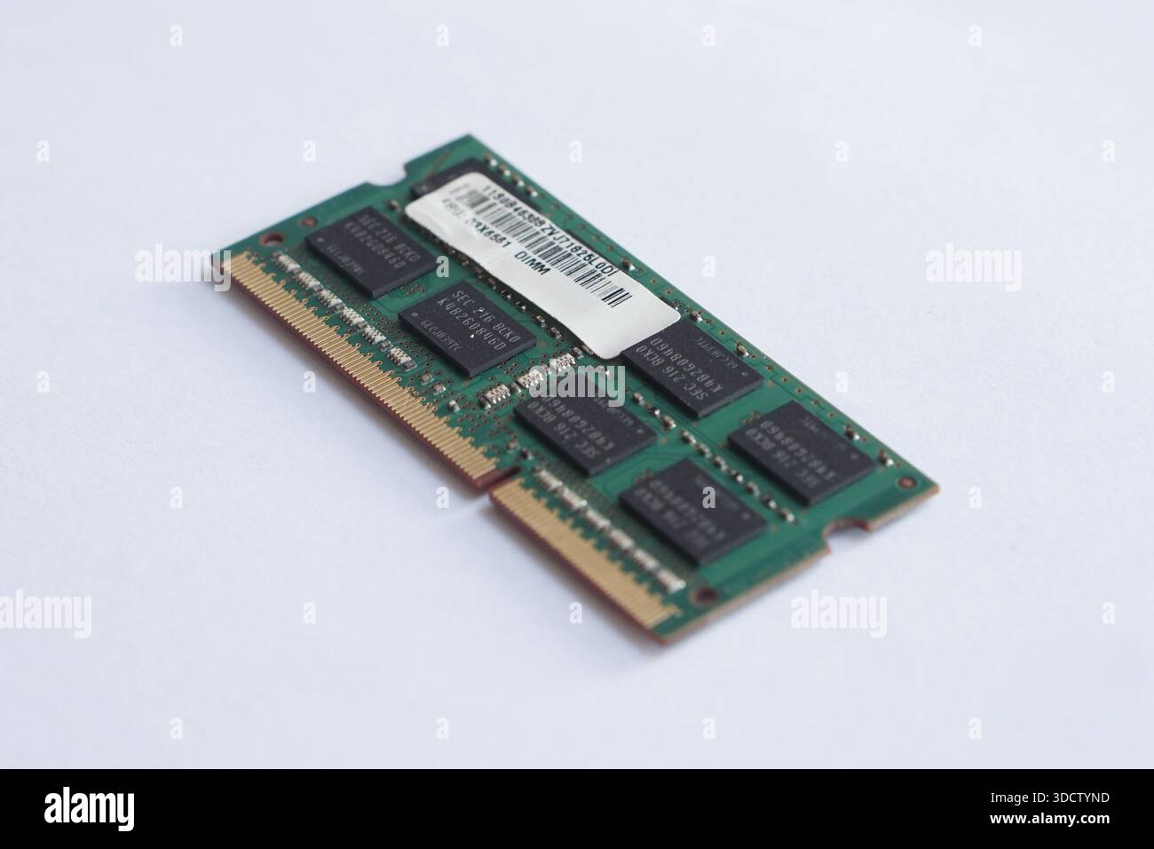 Uno stick di memoria DDR3 con l'adesivo del codice a barre FRU (Field Replaceable Unit). Importante per l'assistenza in garanzia e la sostituzione ufficiale delle parti. Foto Stock