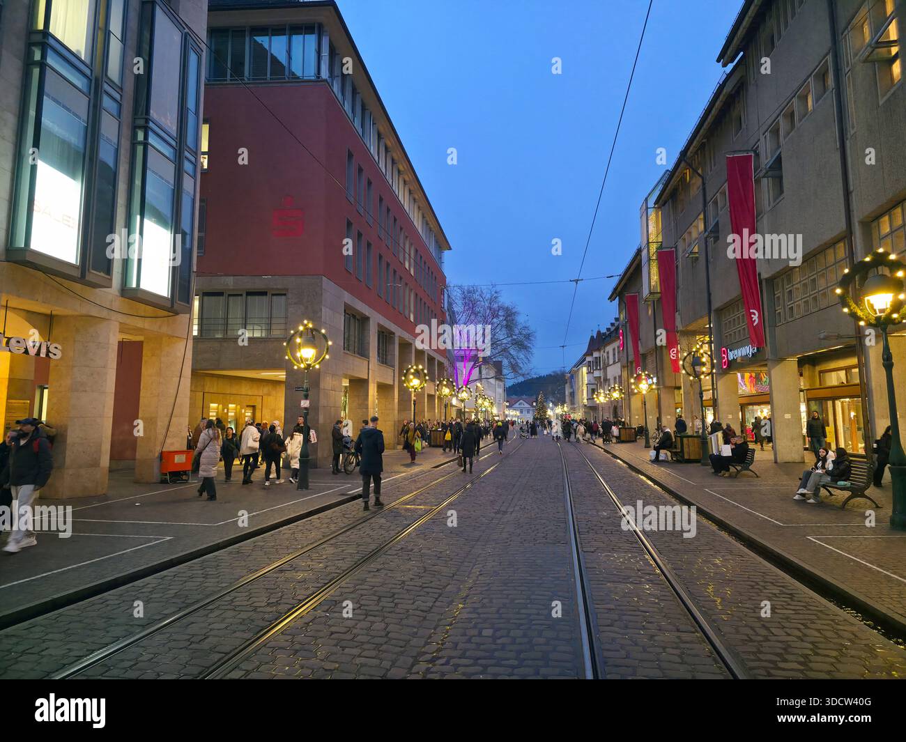Freiburg im Breisgau, Germania, 19 dicembre 2025, scenario festoso della città vecchia al crepuscolo prima dell'attività dei mercatini di Natale Foto Stock
