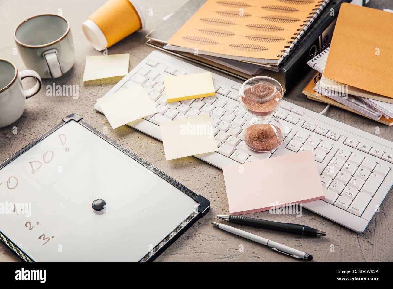 Concetto di procrastinazione e gestione del tempo nel business e nello studio Foto Stock