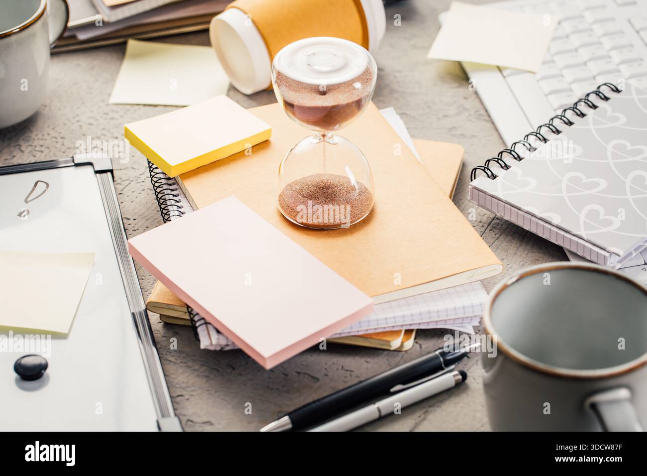 Concetto di procrastinazione e gestione del tempo nel business e nello studio Foto Stock