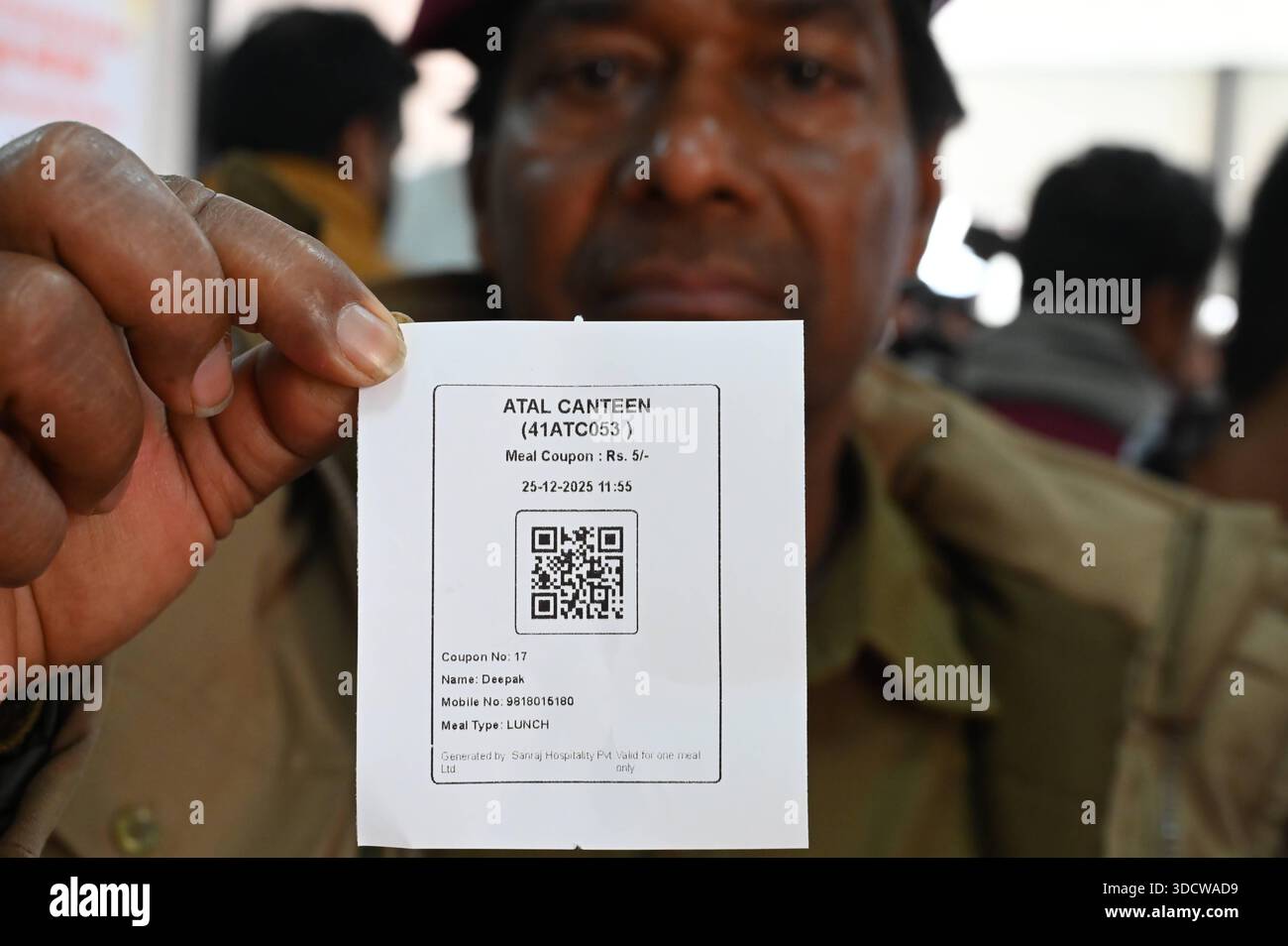 NUOVA DELHI, INDIA - DICEMBRE 25: Atal Canteen presso l'Apna Bazar Nehru Nagar a Lajpat Nagar è stato lanciato dal primo ministro di Delhi Rekha Gupta, il 25 dicembre 2025 a nuova Delhi, India. Il governo di Delhi ha lanciato 100 mense Atal in tutta la città, offrendo pasti a soli 5 RS, in una mossa volta a espandere l'accesso a cibo a prezzi accessibili per i poveri della città. Lo schema, che è stato presentato in modo prominente nel manifesto elettorale BJPs Delhi, è progettato per sostenere i lavoratori salariali giornalieri, i lavoratori e le famiglie a basso reddito che spesso lottano per permettersi pasti regolari in città. Foto di Vipin Kumar/Hin Foto Stock