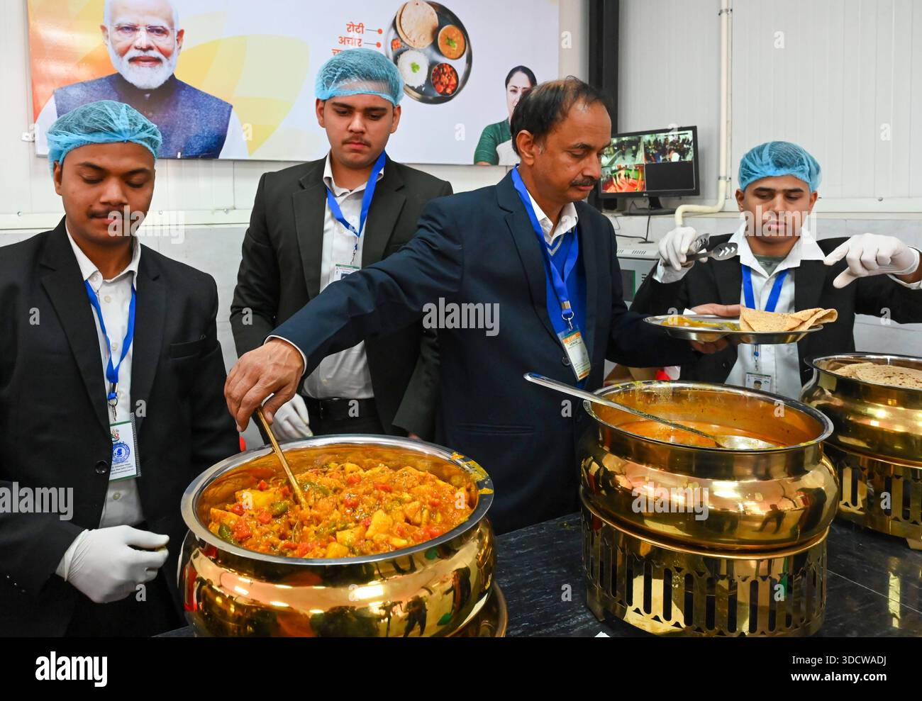 NUOVA DELHI, INDIA - DICEMBRE 25: Atal Canteen presso l'Apna Bazar Nehru Nagar a Lajpat Nagar è stato lanciato dal primo ministro di Delhi Rekha Gupta, il 25 dicembre 2025 a nuova Delhi, India. Il governo di Delhi ha lanciato 100 mense Atal in tutta la città, offrendo pasti a soli 5 RS, in una mossa volta a espandere l'accesso a cibo a prezzi accessibili per i poveri della città. Lo schema, che è stato presentato in modo prominente nel manifesto elettorale BJPs Delhi, è progettato per sostenere i lavoratori salariali giornalieri, i lavoratori e le famiglie a basso reddito che spesso lottano per permettersi pasti regolari in città. Foto di Vipin Kumar/Hin Foto Stock