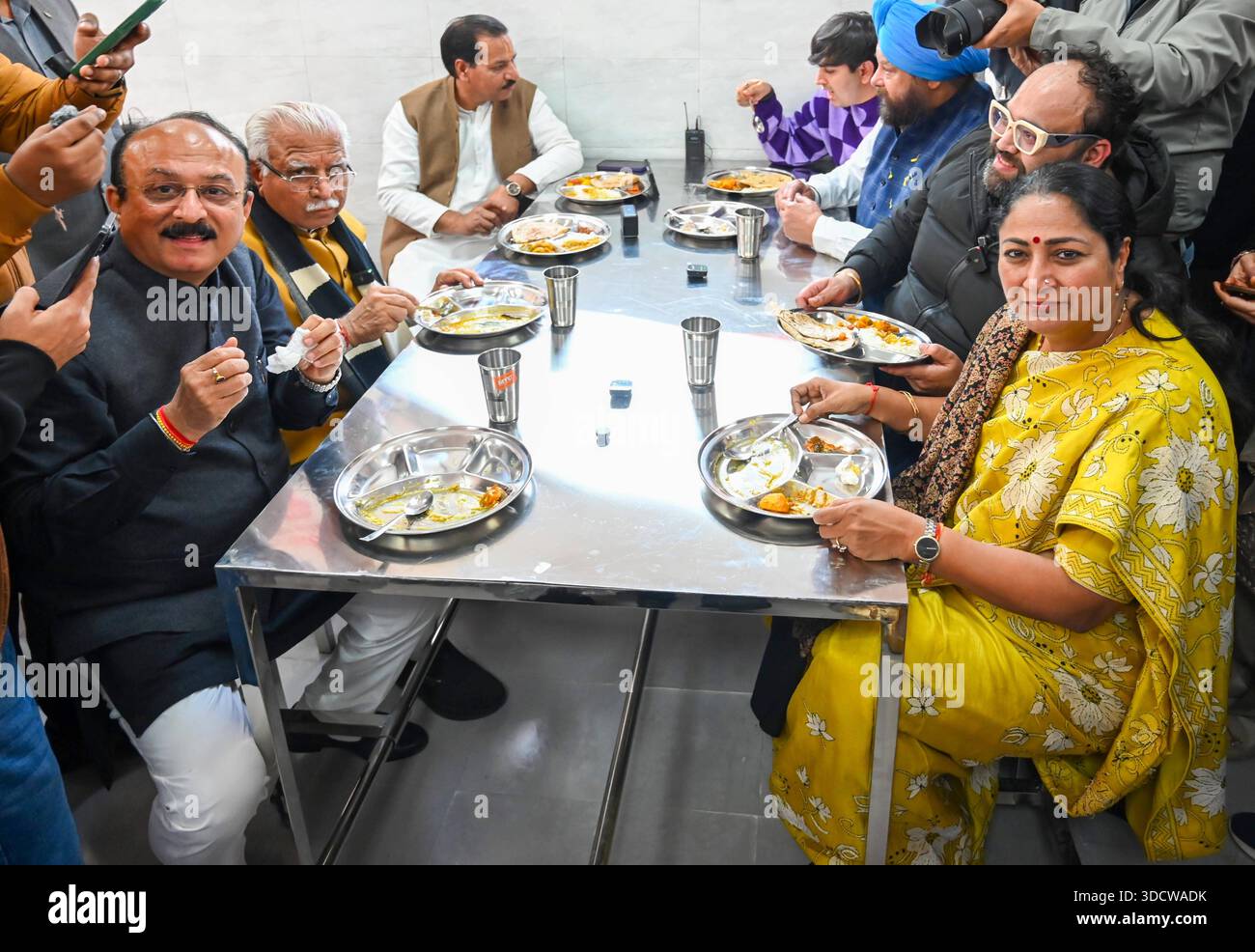 NUOVA DELHI, INDIA - DICEMBRE 25: Il primo ministro di Delhi Rekha Gupta, insieme al ministro dell'Unione per l'edilizia abitativa e gli affari urbani Manohar Lal Khattar e al ministro del governo di Delhi Ashish Sood durante l'inaugurazione dell'Atal Canteen presso l'Apna Bazar Nehru Nagar a Lajpat Nagar il 25 dicembre 2025 a nuova Delhi, India. Il governo di Delhi ha lanciato 100 mense Atal in tutta la città, offrendo pasti a soli 5 RS, in una mossa volta a espandere l'accesso a cibo a prezzi accessibili per i poveri della città. Lo schema, che è stato presentato in modo importante nel manifesto elettorale BJPs Delhi, è stato progettato per sostenere i lavoratori salariali giornalieri Foto Stock