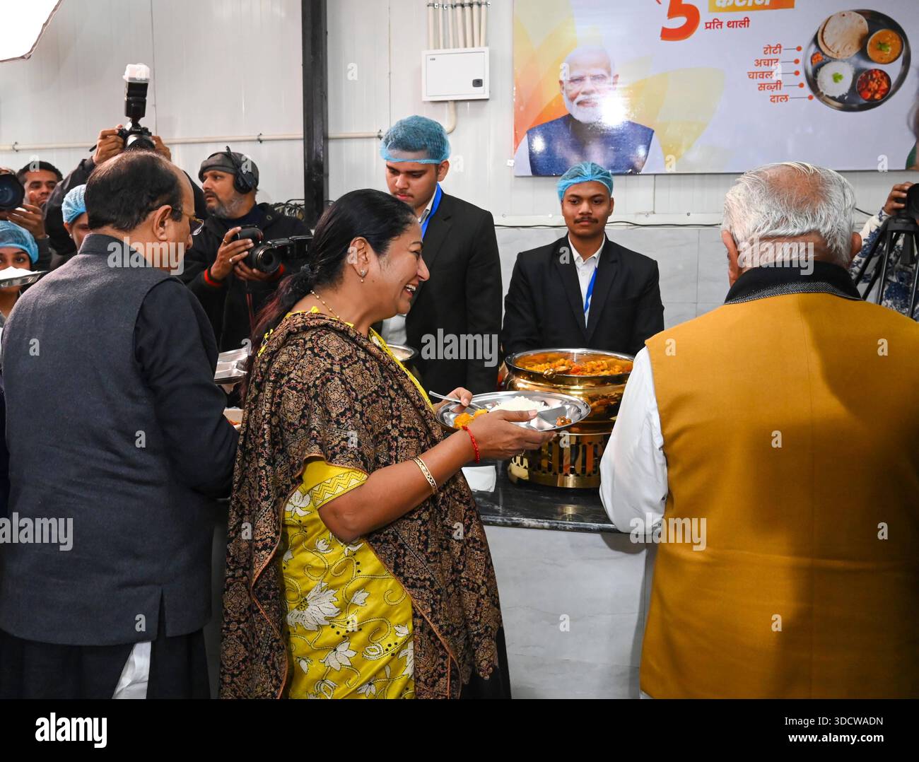 NUOVA DELHI, INDIA - DICEMBRE 25: Il primo ministro di Delhi Rekha Gupta, insieme al ministro dell'Unione per l'edilizia abitativa e gli affari urbani Manohar Lal Khattar e al ministro del governo di Delhi Ashish Sood durante l'inaugurazione dell'Atal Canteen presso l'Apna Bazar Nehru Nagar a Lajpat Nagar il 25 dicembre 2025 a nuova Delhi, India. Il governo di Delhi ha lanciato 100 mense Atal in tutta la città, offrendo pasti a soli 5 RS, in una mossa volta a espandere l'accesso a cibo a prezzi accessibili per i poveri della città. Lo schema, che è stato presentato in modo importante nel manifesto elettorale BJPs Delhi, è stato progettato per sostenere i lavoratori salariali giornalieri Foto Stock