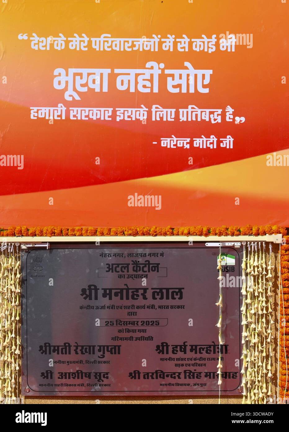 NUOVA DELHI, INDIA - DICEMBRE 25: Atal Canteen presso l'Apna Bazar Nehru Nagar a Lajpat Nagar è stato lanciato dal primo ministro di Delhi Rekha Gupta, il 25 dicembre 2025 a nuova Delhi, India. Il governo di Delhi ha lanciato 100 mense Atal in tutta la città, offrendo pasti a soli 5 RS, in una mossa volta a espandere l'accesso a cibo a prezzi accessibili per i poveri della città. Lo schema, che è stato presentato in modo prominente nel manifesto elettorale BJPs Delhi, è progettato per sostenere i lavoratori salariali giornalieri, i lavoratori e le famiglie a basso reddito che spesso lottano per permettersi pasti regolari in città. Foto di Vipin Kumar/Hin Foto Stock