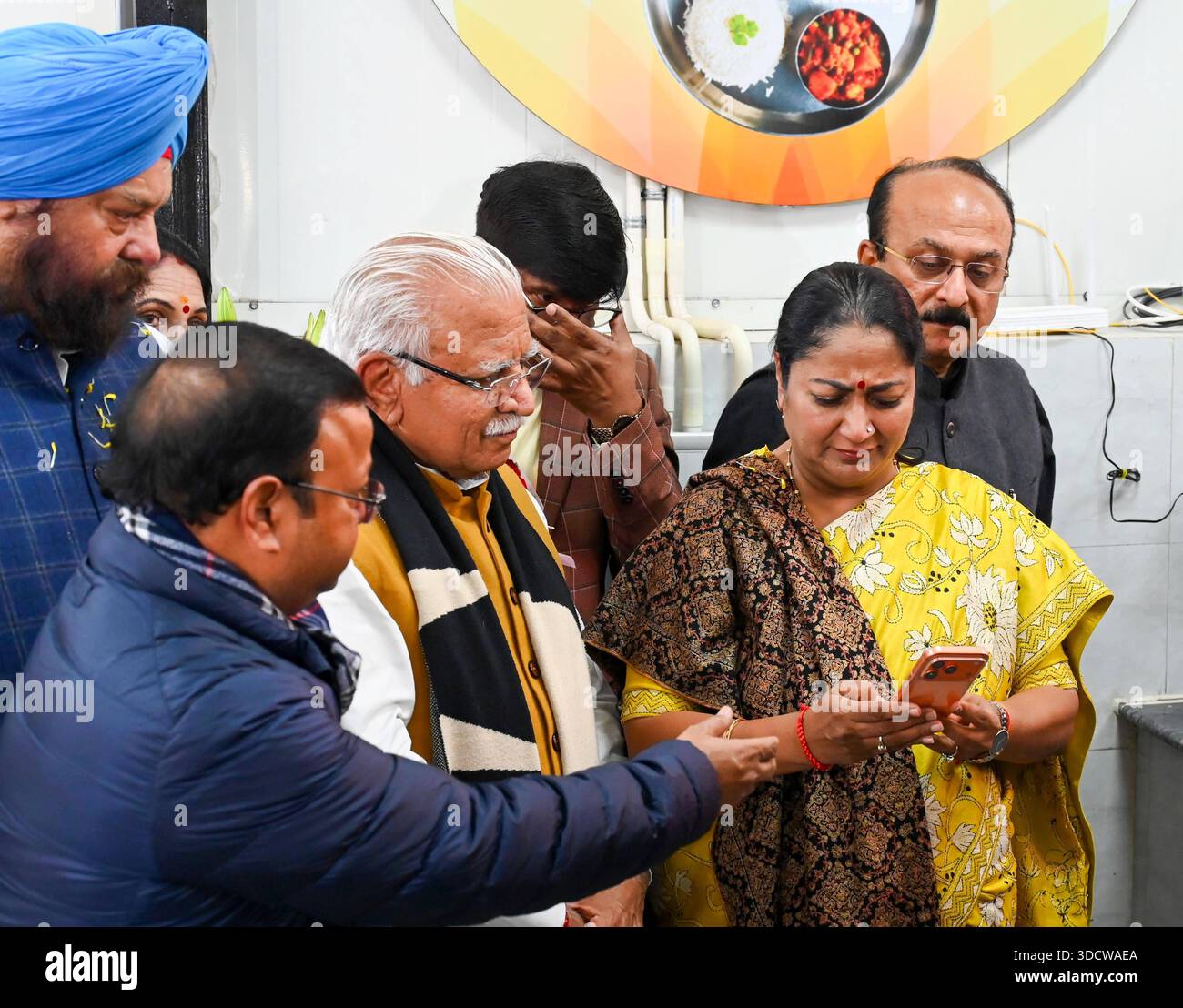 NUOVA DELHI, INDIA - DICEMBRE 25: Il primo ministro di Delhi Rekha Gupta, insieme al ministro dell'Unione per l'edilizia abitativa e gli affari urbani Manohar Lal Khattar e al ministro del governo di Delhi Ashish Sood durante l'inaugurazione dell'Atal Canteen presso l'Apna Bazar Nehru Nagar a Lajpat Nagar il 25 dicembre 2025 a nuova Delhi, India. Il governo di Delhi ha lanciato 100 mense Atal in tutta la città, offrendo pasti a soli 5 RS, in una mossa volta a espandere l'accesso a cibo a prezzi accessibili per i poveri della città. Lo schema, che è stato presentato in modo importante nel manifesto elettorale BJPs Delhi, è stato progettato per sostenere i lavoratori salariali giornalieri Foto Stock